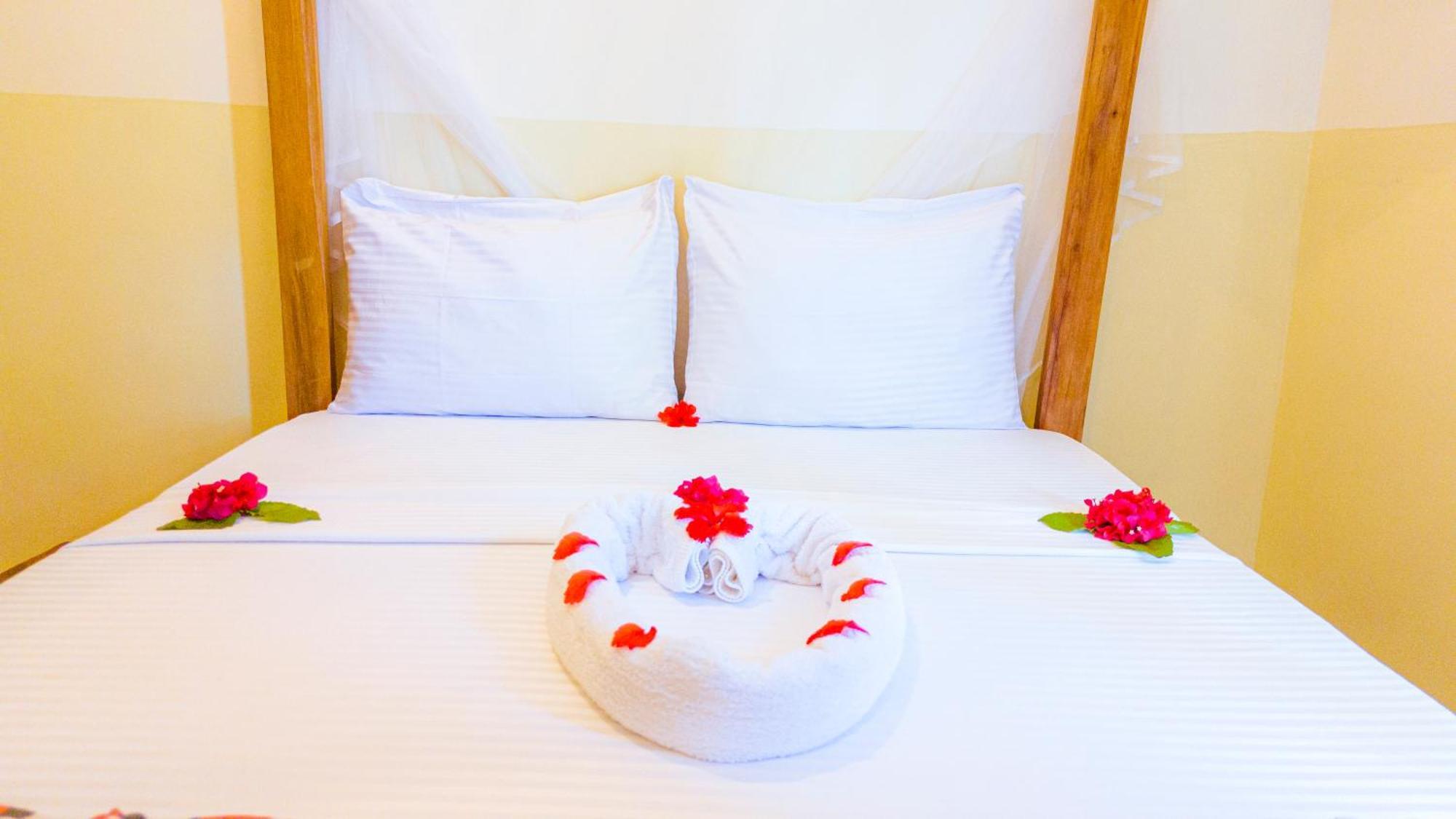 Sands Inn Hotel Pwani Mchangani Extérieur photo